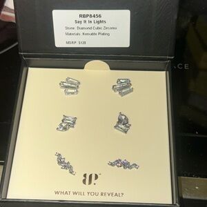 Bomb Party Simply Studs RBP8456
Say It In Lights
Stone: Diamond Cubic Zirconia